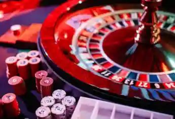 Live Casino ဒီလာနှင့် Baccarat ကဒ်ဖျောင်း