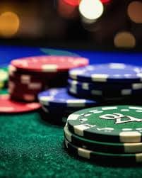 မြန်မာ ဘောလုံး ပွဲကြည့်ရင်း Online Betting ပြုလုပ်နေသော မြင်ကွင်း