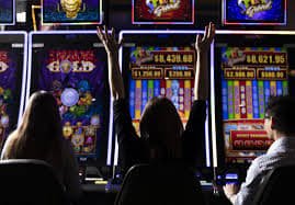 Smartphone တွင် Mobile Casino APP install လုပ်နေသော မြင်ကွင်း