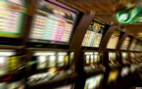 Android iOS ဖုန်းပေါ်တွင် မိုဘိုင်း Casino APP ကစားနေသော မြင်ကွင်း