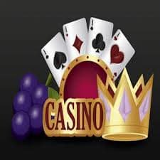 Poker Table ပေါ်တွင် ကတ်များ ချထားသော မြင်ကွင်း